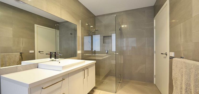 How to Use Your Frameless Glass Showerscreens Safely